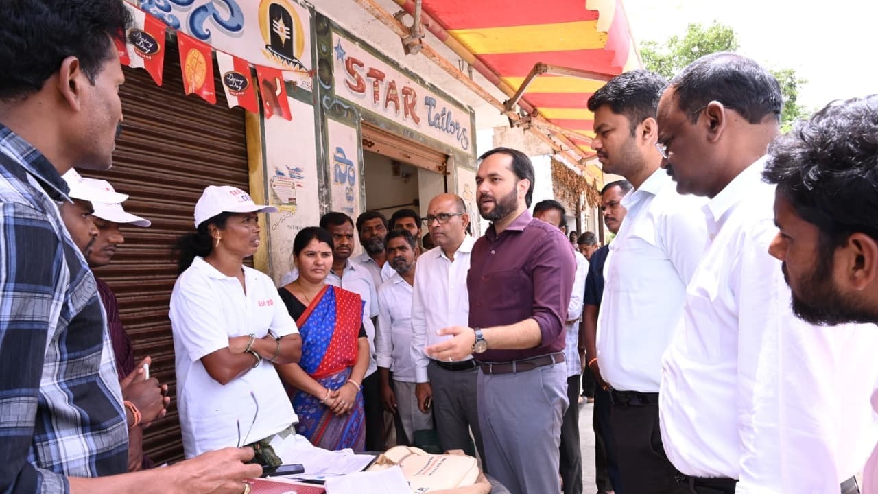 ఎస్ ఐ ఆర్ ప్రక్రియలో డిజిటలైజేషన్ వేగవంతం చేయాలి-కలెక్టర్ దీపక్ తివారి